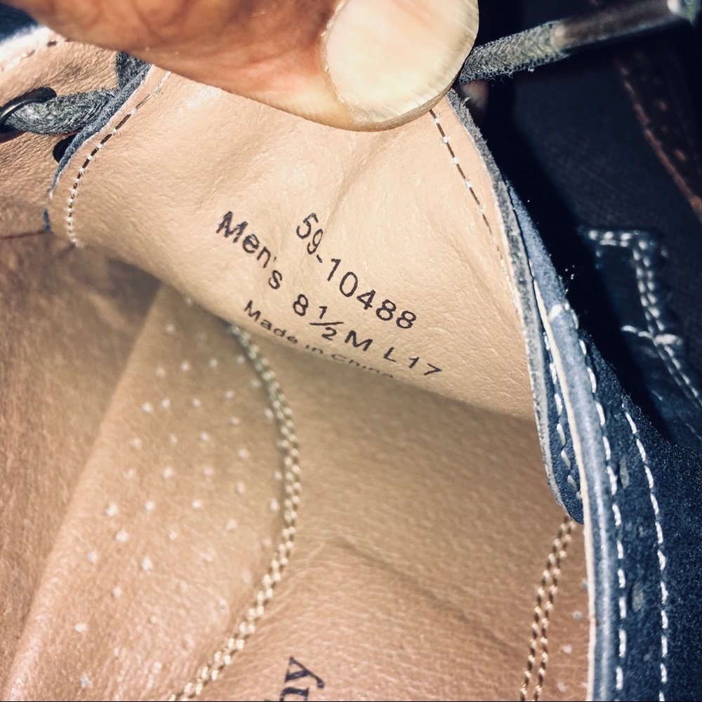 Selling a nice pair of Johnston and Murphy wing tips shoe